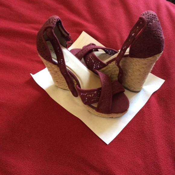 Used Raspberry colored wedges with tan base - Picture 3 of 7